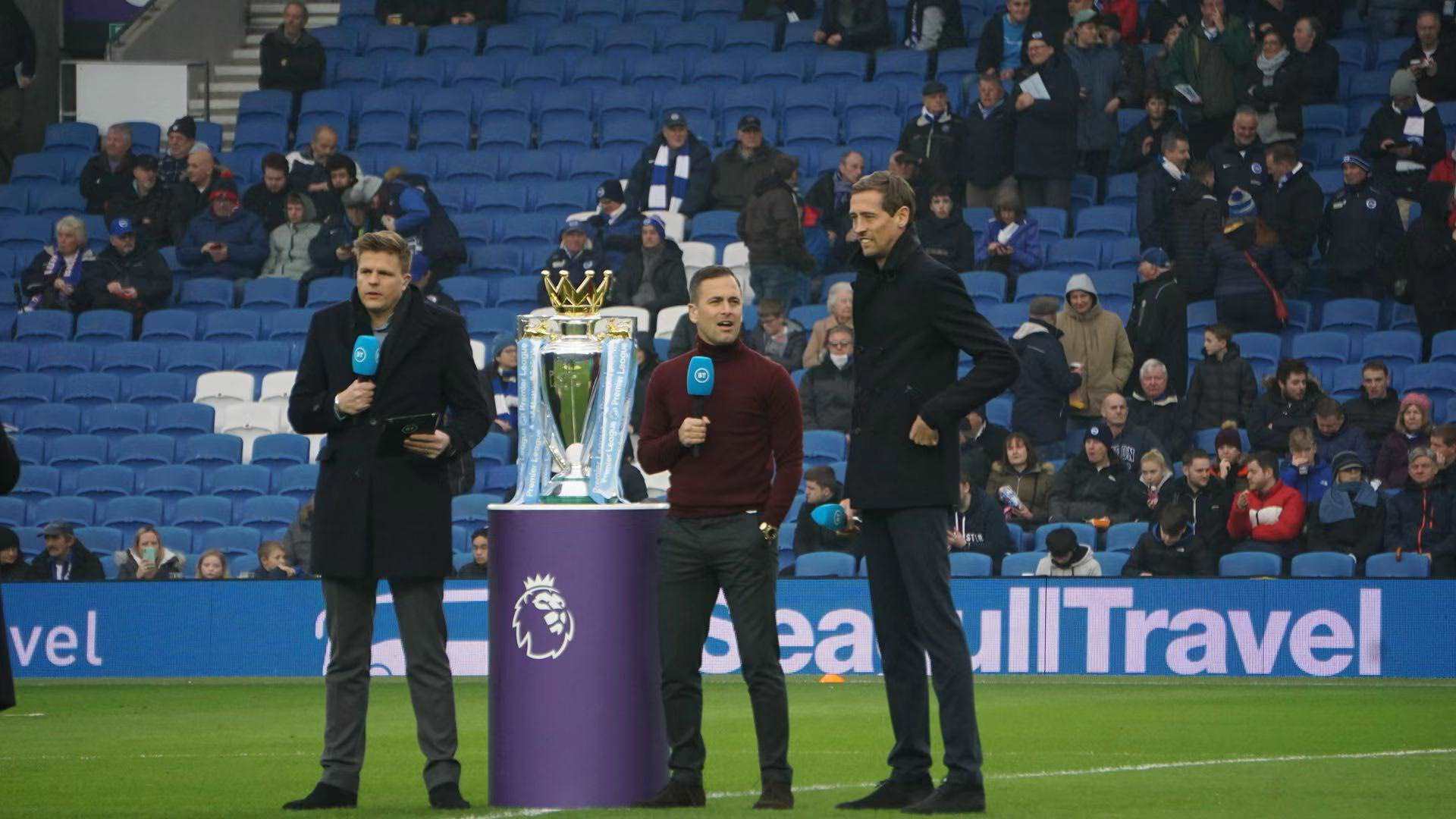 毫无悬念地 毫无悬念地